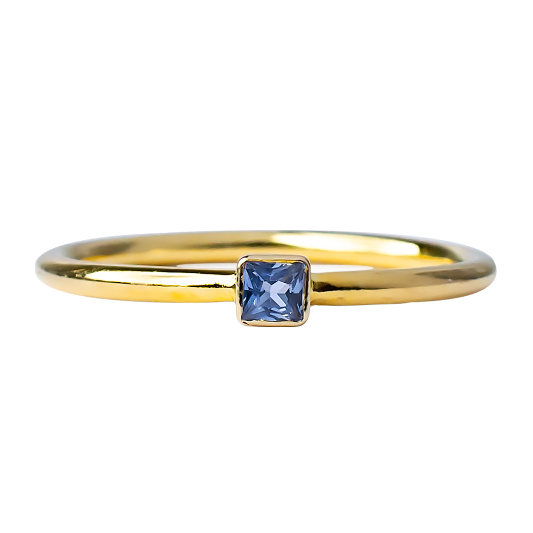 Anillo aro de oro amarillo de 18 kts con Zafiro Azul